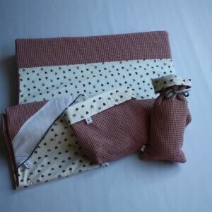 Cadeau setje aankleedkussenhoes, omslagdoek met naam, kruikzak en mandje